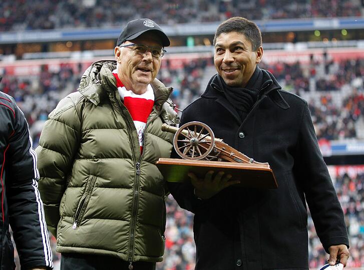Franz Beckebauer und Giovane Elber (r), der seine Torjägerkanone und Fußballschuhe dem FC Bayern Museum spendet.