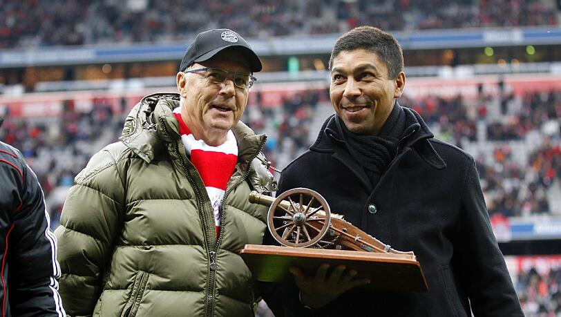 Franz Beckebauer und Giovane Elber (r), der seine Torjägerkanone und Fußballschuhe dem FC Bayern Museum spendet. Franz Beckebauer und Giovane Elber (r), der seine Torjägerkanone und Fußballschuhe dem FC Bayern Museum spendet.