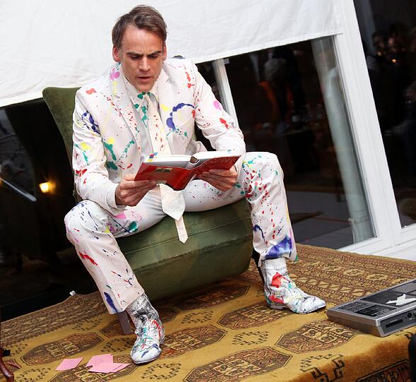 Der "Klatsch-Papst" der AZ war zu Gast bei Sebastian Blomberg. Der hat ihn zuvor als "Derwisch im Münchner Hosentürl" angekündigt. Die Bilder vom wild-amüsanten Abend mit Kir-Royal-Walzer, viel "Sweet Little Lies" von Fleetwood Mac und Mops Resi.