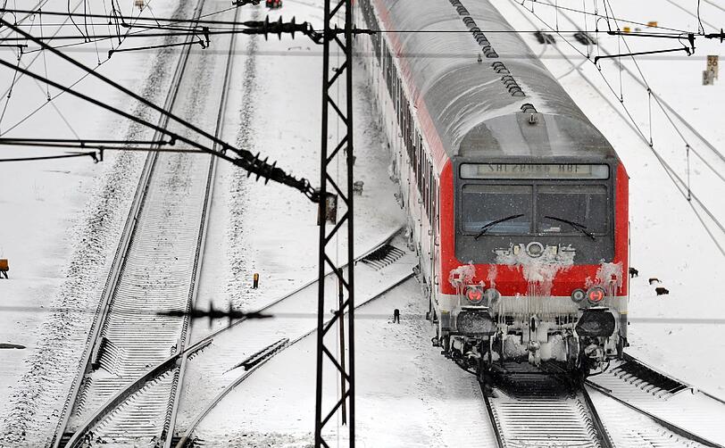 Nicht nur auf den Straßen, auch bei der Bahn macht sich der Wintereinbruch bemerkbar: Angesichts der weiterhin frostigen Temperaturen warnte die Deutsche Bahn (DB) am Mittwoch vor Störungen ihres Betriebs.