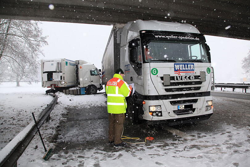 Auf der A8 rutscht ein Lkw am Dienstag auf das vorausfahrende Fahrzeug. Wegen Schneeglätte kam er nicht mehr rechtzeitig zum Stehen. Die zwei Fahrer werden verletzt.