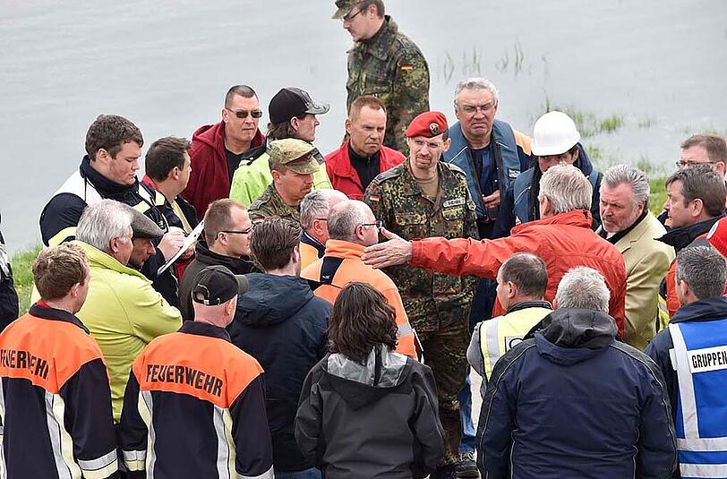 Bilder vom Großeinsatz in Mariaposching an der Donau. Am Dienstag ist hier eine Fähre gesunken &ndash; die Bergungsarbeiten sind aufwendig.