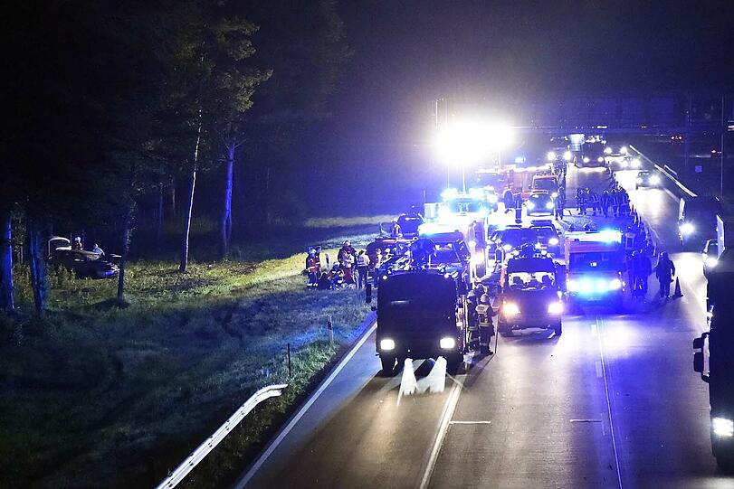 Der Audi hat den Fiat förmlich abgeschossen. Fünf Menschen, darunter ein Kind, wurden bei dem Unfall verletzt.