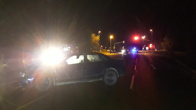 Der Flüchtige rammte an einer Kreuzung mit seinem Audi einen VW Polo. Die Bilder vom spektakulären Crash.