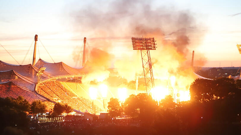 ...Rammstein ohne Pyro geht ja auch nicht.