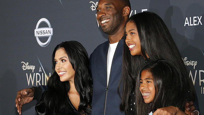 Vanessa (v.l.) und Kobe Bryant mit zwei ihrer Töchter, Natalia und Gianna, bei einer Veranstaltung im Jahr 2018. Vanessa (v.l.) und Kobe Bryant mit zwei ihrer Töchter, Natalia und Gianna, bei einer Veranstaltung im Jahr 2018.