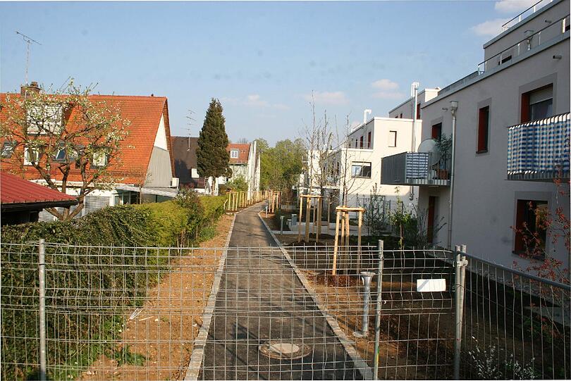 "Sieht doch fertig aus" finden die Anwohner in der Maikäfersiedlung! Trotzdem darf der Weg seit knapp einem Jahr nicht benutzt werden.