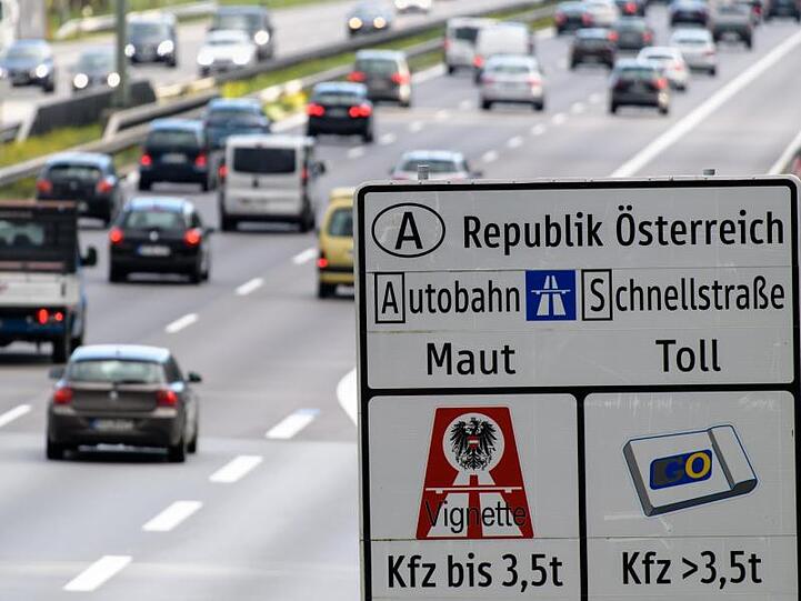 Ein Verkehrsschild weist auf der Autobahn 8 in Richtung Österreich auf die in Österreich geltende Maut auf Schnellstraßen und Autobahnen hin.