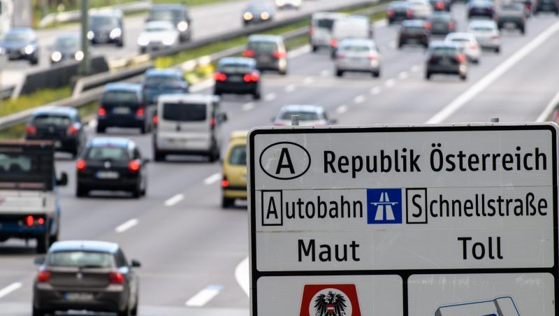 Ein Verkehrsschild weist auf der Autobahn 8 in Richtung Österreich auf die in Österreich geltende Maut auf Schnellstraßen und Autobahnen hin. Ein Verkehrsschild weist auf der Autobahn 8 in Richtung Österreich auf die in Österreich geltende Maut auf Schnellstraßen und Autobahnen hin.