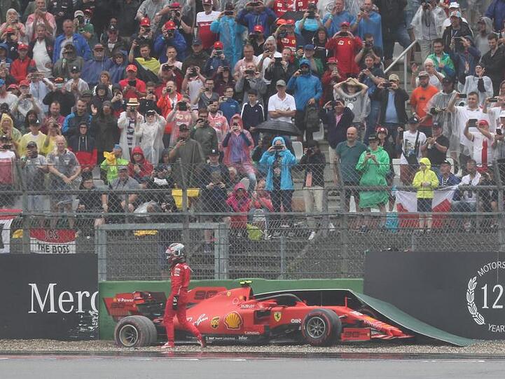 Charles Leclerc musste seinen Ferrari nach einem Fahrfehler am Streckenrand abstellen.