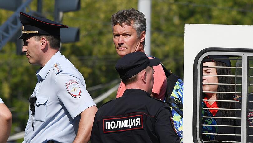 Jewgeni Roisman (M) wird von Polizisten zu einem Gerichtsgebäude in Jekaterinburg geführt.