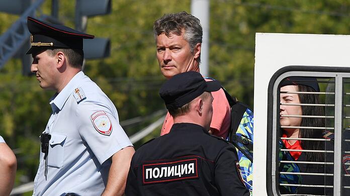 Jewgeni Roisman (M) wird von Polizisten zu einem Gerichtsgebäude in Jekaterinburg geführt.
