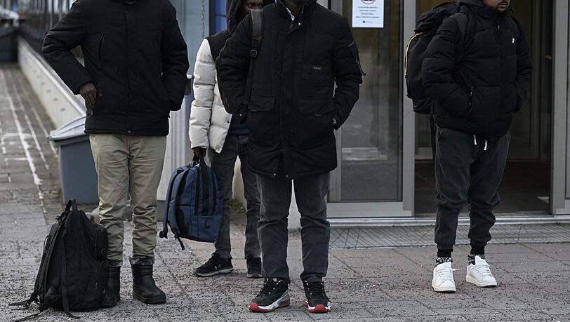 Migranten kommen nach ihrer Ausreise aus Russland an der Nuijamaa-Grenzstation zwischen Russland und Finnland an.