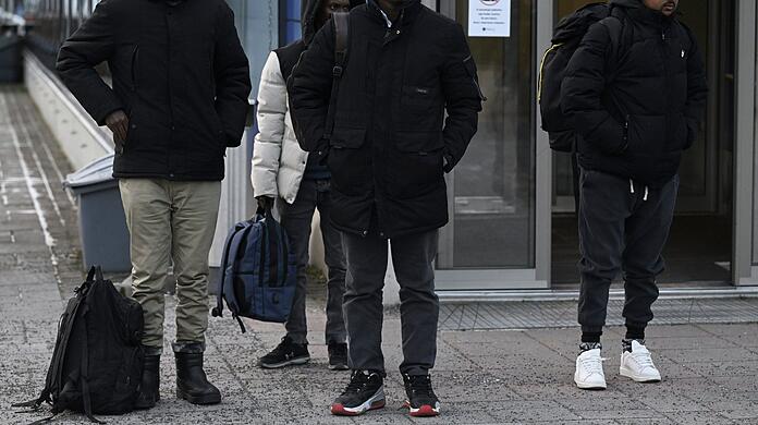 Migranten kommen nach ihrer Ausreise aus Russland an der Nuijamaa-Grenzstation zwischen Russland und Finnland an.