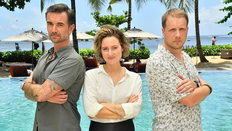 Oliver Pocher (r.), Wanda Perdelwitz und Florian Silbereisen 2024 im "Traumschiff".