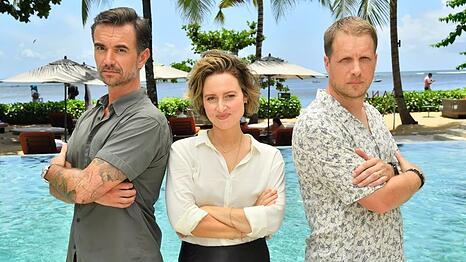 Oliver Pocher (r.), Wanda Perdelwitz und Florian Silbereisen 2024 im "Traumschiff".