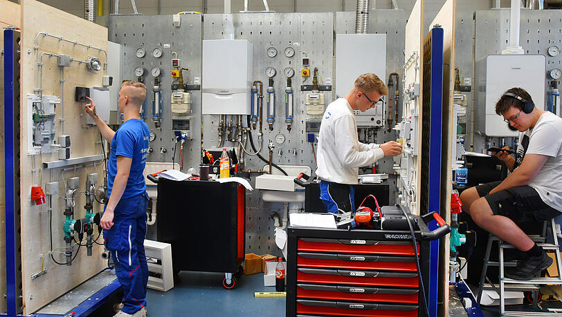 Azubis &uuml;ben an W&auml;nden f&uuml;r Elektroinstallation das Anschlie&szlig;en von Pumpen und Reglern (Symbolbild). Geeignete Bewerber zu finden, f&auml;llt den bayerischen Unternehmen zunehmend schwerer.