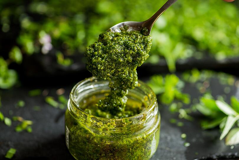 Geröstete Wassermelonenkerne sorgen auch im Pesto für eine köstliche Überraschung und sind eine nachhaltige Alternative zu klassischen Pinienkernen. Dafür 50 Gramm geröstete Kerne mit einem Bund frischem Basilikum, 30 Gramm Parmesan, einer Knoblauchzehe und etwa 80 Millilitern Olivenöl in den Mixer geben. Alles cremig pürieren und das Pesto mit Salz und Pfeffer verfeinern. Geröstete Wassermelonenkerne sorgen auch im Pesto für eine köstliche Überraschung und sind eine nachhaltige Alternative zu klassischen Pinienkernen. Dafür 50 Gramm geröstete Kerne mit einem Bund frischem Basilikum, 30 Gramm Parmesan, einer Knoblauchzehe und etwa 80 Millilitern Olivenöl in den Mixer geben. Alles cremig pürieren und das Pesto mit Salz und Pfeffer verfeinern.