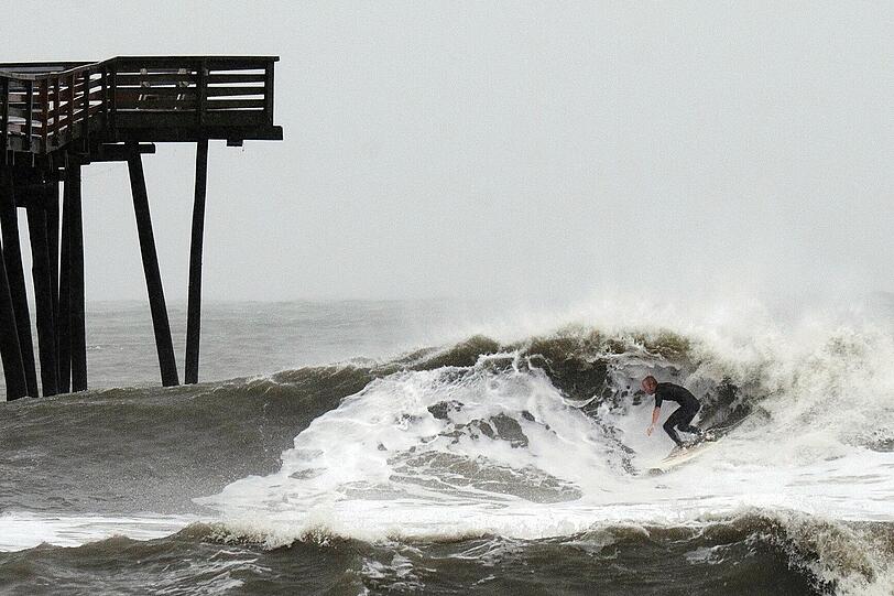Verrückt: Ein Surfer nutzt die Riesenwelle für einen Ritt im Sturm.