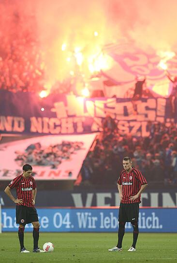 24.11.2012 Randale in der Arena auf Schalke: Schalker Ultras zündeten mehrere Bengalos, so dass die zweite Halbzeit nur mit Verspätung beginnen konnte. Die Polizei hat ein Strafverfahren eingeleitet.