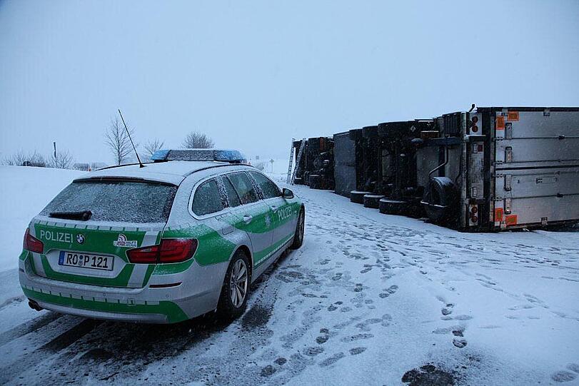 Der 40-Tonner fuhr vermutlich zu schnell in den Kreisverkehr und stürzte auf die Seite.