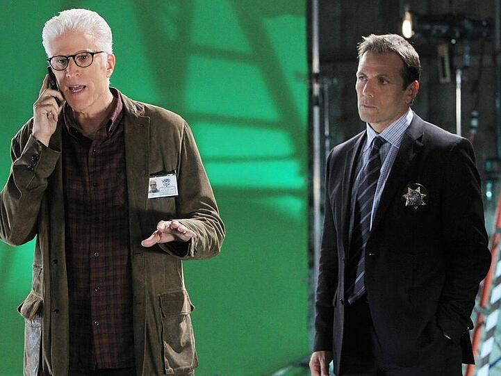 D.B. Russell (Ted Danson, links) ermittelt für "CSI: Vegas" diesmal vor dem Green Screen