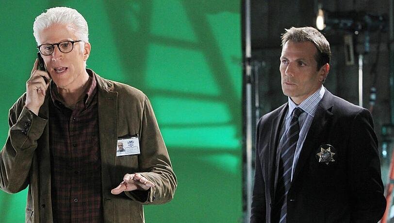 D.B. Russell (Ted Danson, links) ermittelt für "CSI: Vegas" diesmal vor dem Green Screen D.B. Russell (Ted Danson, links) ermittelt für "CSI: Vegas" diesmal vor dem Green Screen