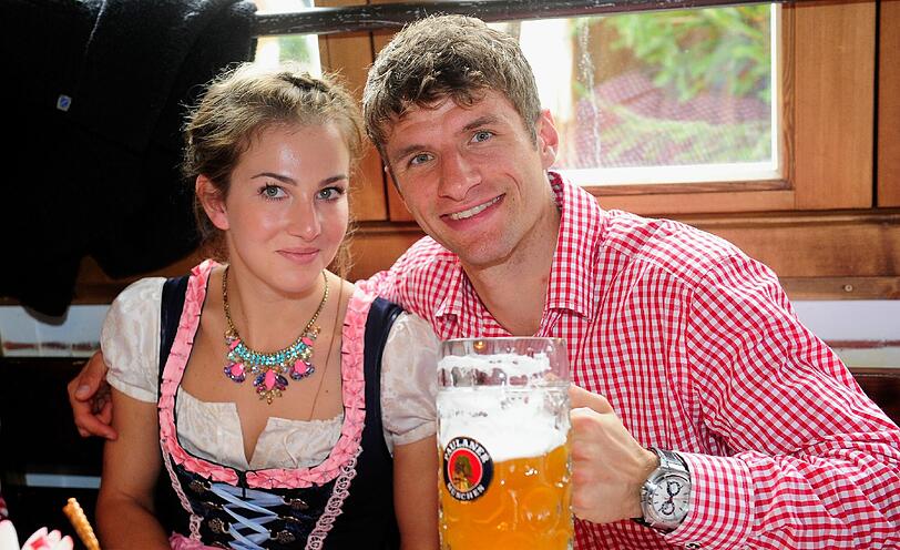 Thomas Müller mit seiner Frau Lisa auf der Wiesn.