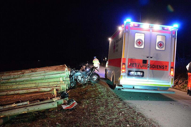 In der Nähe von Landshut kollidierte ein 18-Jähriger Motorradfahrer mit einem Langholzstapel.