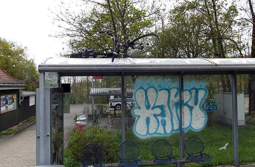 Am Wochenende haben Unbekannte die Haltestelle Steinebach der S8 verwüstet. Die Bilder.