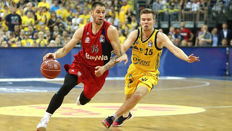 Stefan Jovic aus München (l) dribbelt mit dem Ball an ALBAs Martin Hermannsson vorbei. Stefan Jovic aus München (l) dribbelt mit dem Ball an ALBAs Martin Hermannsson vorbei.