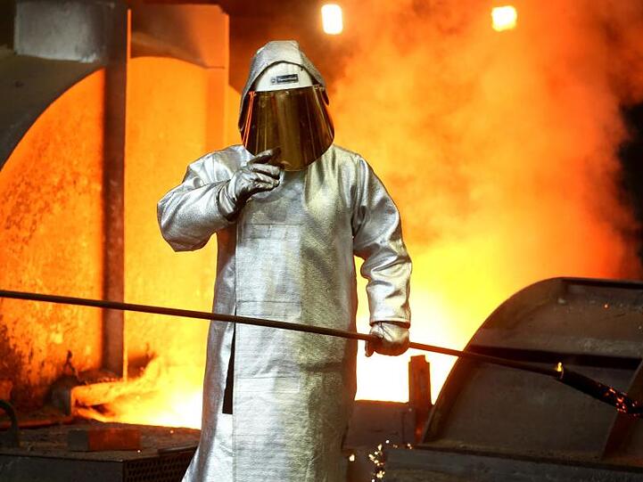 Stahlarbeiter am Hochofen 8 bei ThyssenKrupp in Duisburg: Die IG Metall will in der anstehenden Tarifrunde für die deutsche Metall-und Elektroindustrie zunächst auf eine konkrete Lohnforderung verzichten.