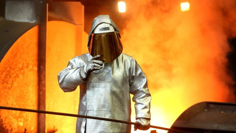 Stahlarbeiter am Hochofen 8 bei ThyssenKrupp in Duisburg: Die IG Metall will in der anstehenden Tarifrunde für die deutsche Metall-und Elektroindustrie zunächst auf eine konkrete Lohnforderung verzichten. Stahlarbeiter am Hochofen 8 bei ThyssenKrupp in Duisburg: Die IG Metall will in der anstehenden Tarifrunde für die deutsche Metall-und Elektroindustrie zunächst auf eine konkrete Lohnforderung verzichten.