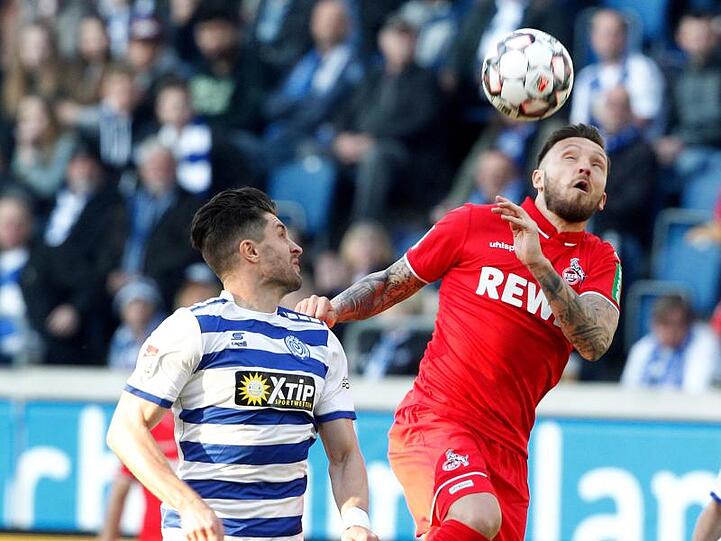 MSV-Torschütze Moritz Stoppelkamp (l) versucht Kölns Maro Höger zu stoppen.