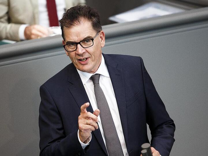 Gerd Müller (CSU), Bundesminister für wirtschaftliche Zusammenarbeit und Entwicklung, spricht bei der Plenarsitzung im Deutschen Bundestag. Foto: Carsten Koall/Archiv