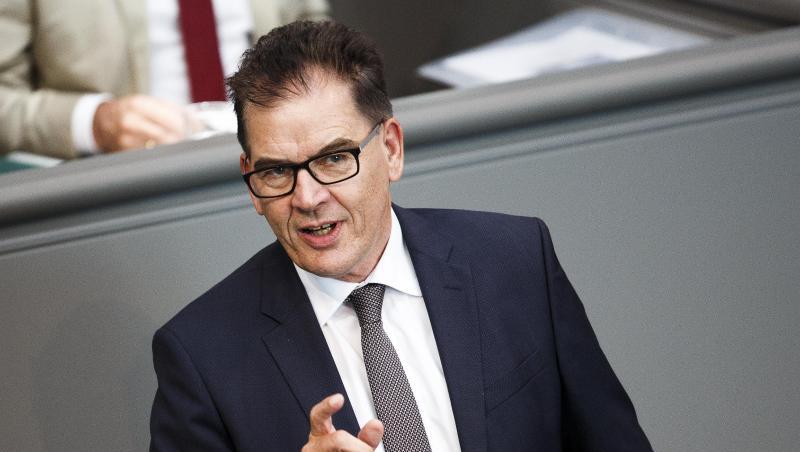 Gerd Müller (CSU), Bundesminister für wirtschaftliche Zusammenarbeit und Entwicklung, spricht bei der Plenarsitzung im Deutschen Bundestag. Foto: Carsten Koall/Archiv Gerd Müller (CSU), Bundesminister für wirtschaftliche Zusammenarbeit und Entwicklung, spricht bei der Plenarsitzung im Deutschen Bundestag. Foto: Carsten Koall/Archiv