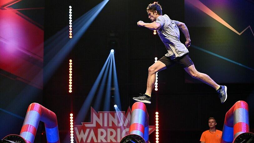 Sportler kämpfen sich durch den "Ninja Warrior"-Parcours.