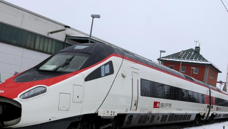 Der Euro-City-Express steht auf dem Bahnhof Hergatz.