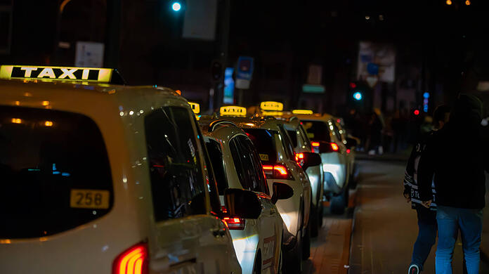 Frauen fahren nachts für weniger Geld Taxi. Doch jetzt ist das Budget erschöpft.