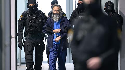 Der Angeklagte Taleb al-Abdulmohsen wird in den Gerichtssaal gef&uuml;hrt.