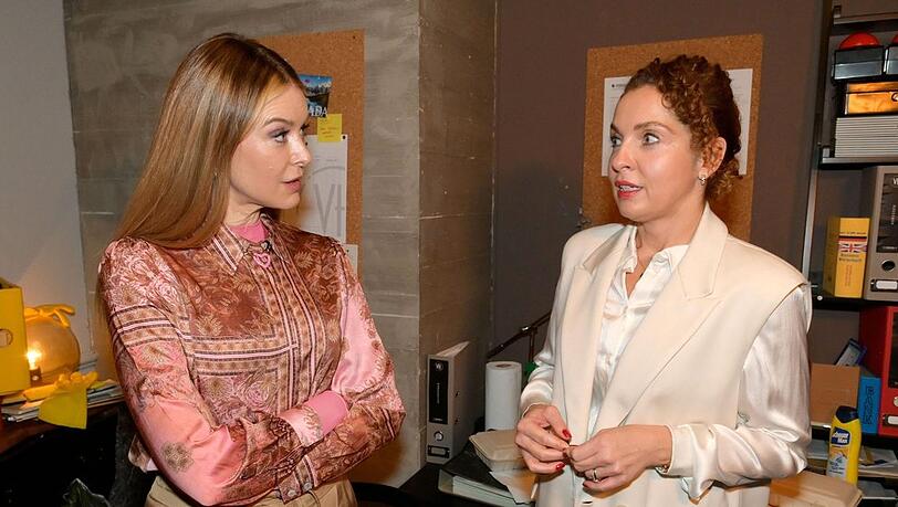 "GZSZ": Nina (r.) erkl&auml;rt Jessica, was gerade bei ihr los ist.