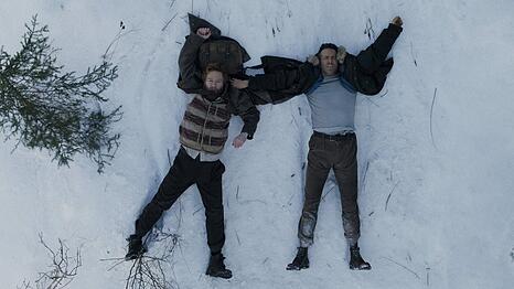 Kenneth Branagh und Ryan Reynolds in "Mayday".