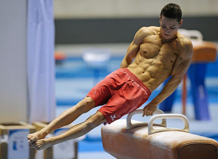 Muskelmasse perfekt unter Kontrolle: Turner Marcel Nguyen trainiert am Pauschenpferd für die Weltmeisterschaft 2011 in Tokio.