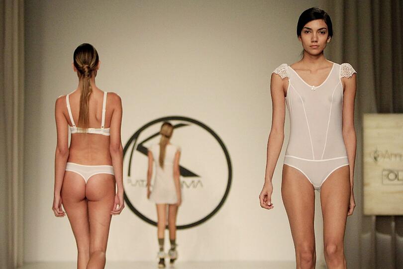 Bei der Fashion Week in Paris geht der Trend vieler Designer immer mehr zu wenig Stoff und viel Haut. Beispiele gefällig? Die Bilder vom Laufsteg.