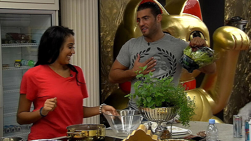 Tag 2 im Promi-Big-Brother-Haus: Sarah Joelle turtelt mit Boxer Manuel Charr, Mutti Marijke (59) putzt das Haus
