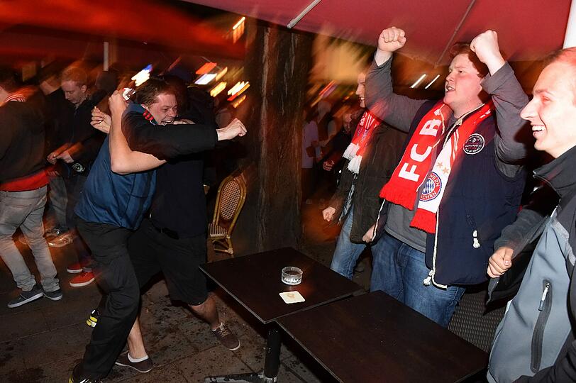 Forever Number 1: Bayern-Fans feiern am Samstagabend den Pokalsieg gegen Borussia Dortmund auf der Leopoldstraße.