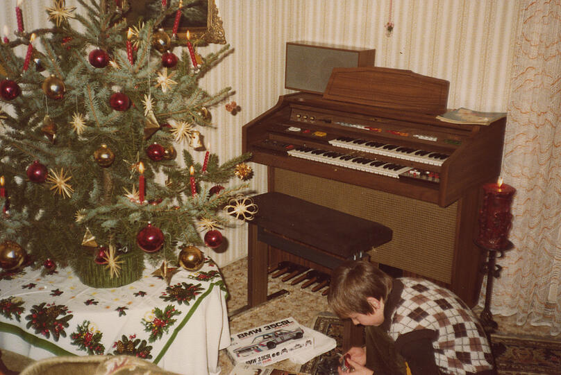 Unvergessliches Weihnachten: Der damals achtjährige Seppi bekommt nicht nur Taschenmesser und Modellauto, sondern auch eine Heimorgel.