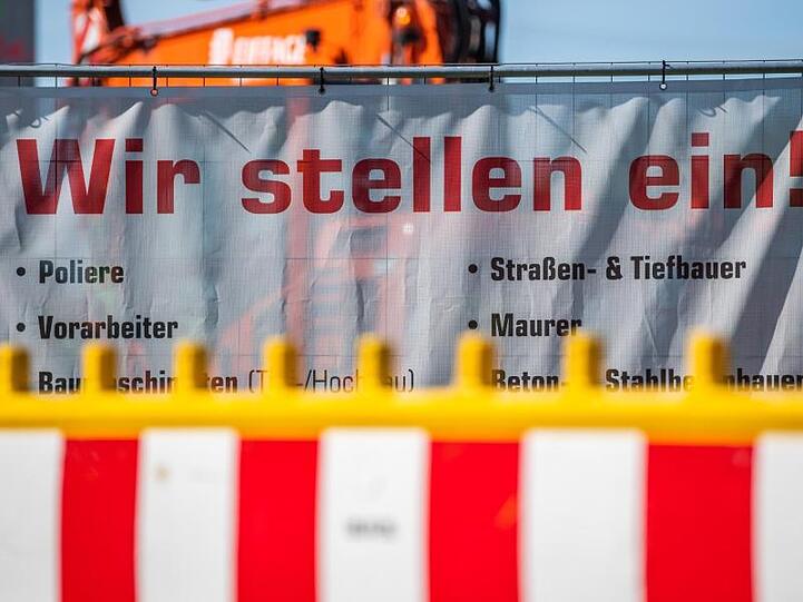 Stellenausschreibung via Bauzaun - die Stimmung bei den deutschen Unternehmen hellt sich weiter auf.