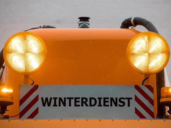 "Winterdienst" steht auf einem Winter-Einsatzfahrzeug. Foto: Daniel Karmann/dpa/Archivbild