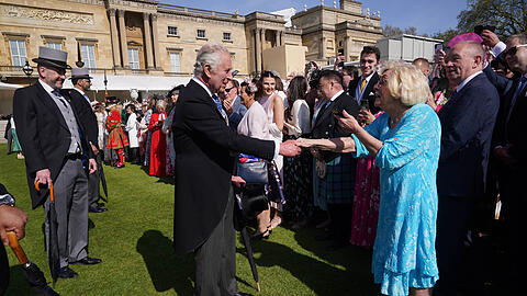 Drei Tage vor der Krönung: Charles bei einer Gartenparty am Buckingham Palast